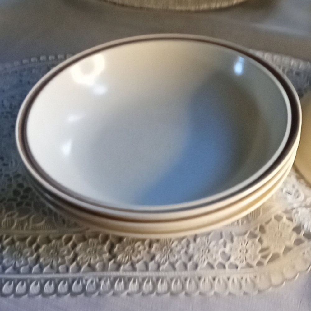 Set of 4 elegant vintage Hearthside stoneware